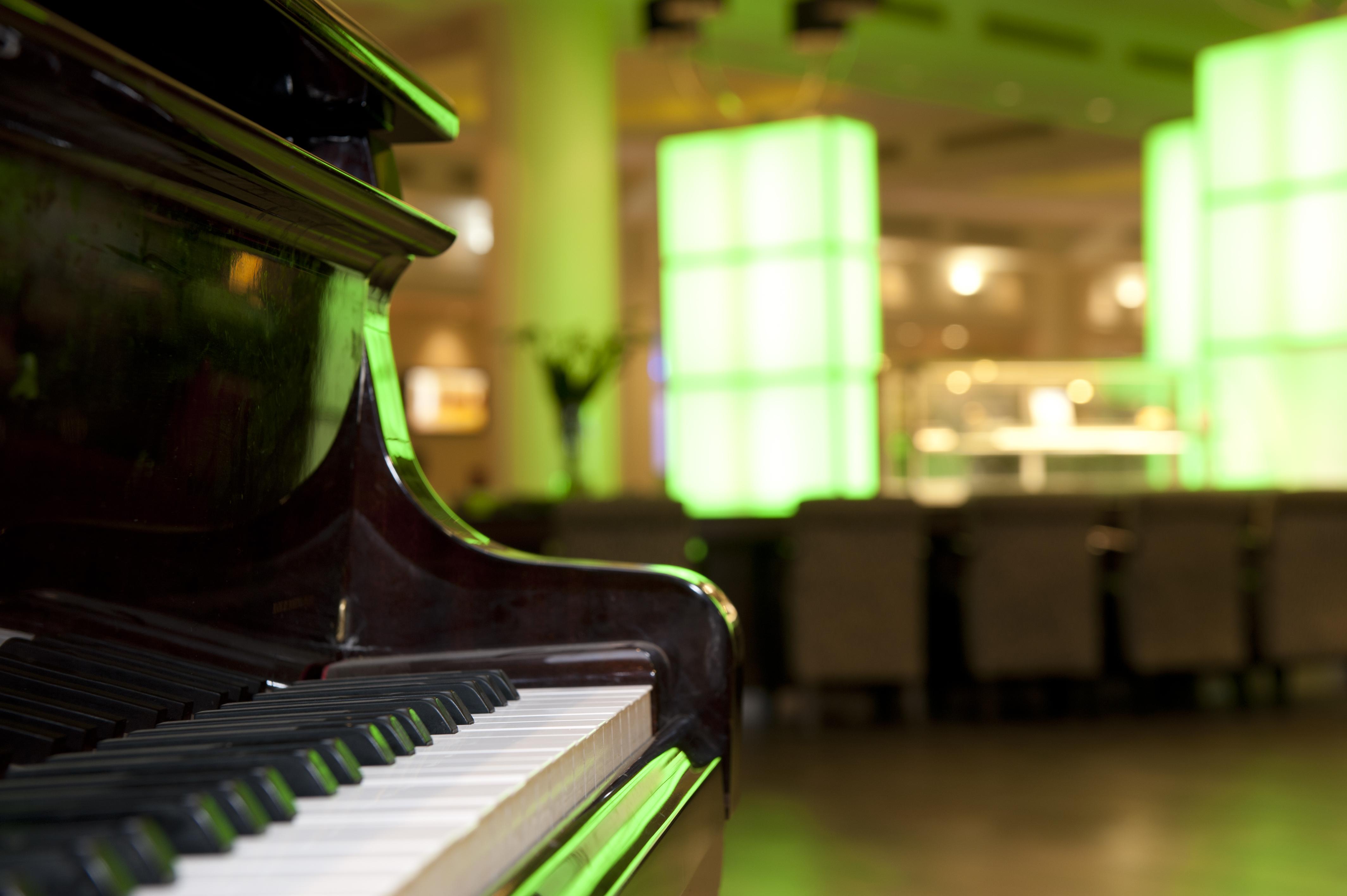 U Magic Palace Eilat Ngoại thất bức ảnh Piano at the Green Room