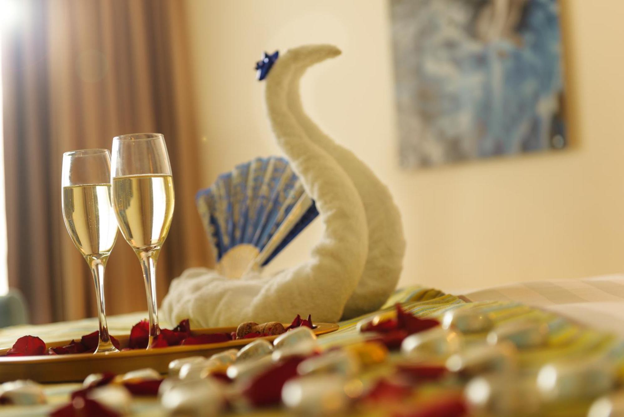 U Magic Palace Eilat Ngoại thất bức ảnh A swan room